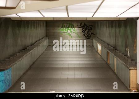 20151121 - BRÜSSEL, BELGIEN: Abbildung zeigt den leeren Tunnel der U-Bahn (die geschlossen ist) am Hauptbahnhof, Samstag, den 21. November 2015, in Brüssel. Die Bedrohungsstufe wurde in der Region Brüssel auf Stufe vier, das Maximum, aktualisiert und bleibt für den Rest des Landes auf Stufe drei. Das Einkaufszentrum, die Haupteinkaufsstraßen, die U-Bahnen und öffentliche Veranstaltungen sind wegen der terroristischen Bedrohung der vierten Ebene für das Wochenende geschlossen und abgesagt. BELGA FOTO NICOLAS MAETERLINCK Stockfoto