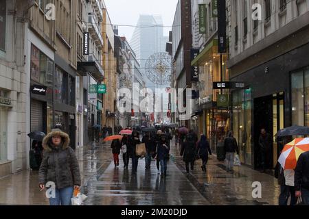 20151121 - BRÜSSEL, BELGIEN: Abbildung zeigt wenige Menschen in der Nieuwstraat/Rue Neuve, da die meisten Geschäfte am Samstagnachmittag, Samstag, den 21. November 2015, in Brüssel geschlossen sind. Die Bedrohungsstufe wurde in der Region Brüssel auf Stufe vier, das Maximum, aktualisiert und bleibt für den Rest des Landes auf Stufe drei. Das Einkaufszentrum, die Haupteinkaufsstraßen, die U-Bahnen und öffentliche Veranstaltungen sind wegen der terroristischen Bedrohung der vierten Ebene für das Wochenende geschlossen und abgesagt. BELGA FOTO NICOLAS MAETERLINCK Stockfoto