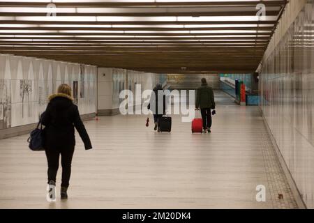 20151121 - BRÜSSEL, BELGIEN: Abbildung zeigt den geschlossenen U-Bahn-Tunnel am Hauptbahnhof am Samstag, den 21. November 2015 in Brüssel. Die Bedrohungsstufe wurde in der Region Brüssel auf Stufe vier, das Maximum, aktualisiert und bleibt für den Rest des Landes auf Stufe drei. BELGA FOTO NICOLAS MAETERLINCK Stockfoto