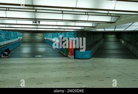 20151121 - BRÜSSEL, BELGIEN: Abbildung zeigt den leeren Tunnel der U-Bahn (die geschlossen ist) am Hauptbahnhof, Samstag, den 21. November 2015, in Brüssel. Die Bedrohungsstufe wurde in der Region Brüssel auf Stufe vier, das Maximum, aktualisiert und bleibt für den Rest des Landes auf Stufe drei. Das Einkaufszentrum, die Haupteinkaufsstraßen, die U-Bahnen und öffentliche Veranstaltungen sind wegen der terroristischen Bedrohung der vierten Ebene für das Wochenende geschlossen und abgesagt. BELGA FOTO NICOLAS MAETERLINCK Stockfoto