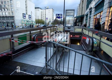 20151121 - BRÜSSEL, BELGIEN: Abbildung zeigt einen geschlossenen Eingang zur U-Bahn-Station am Samstag, den 21. November 2015 in Brüssel. Die Bedrohungsstufe wurde in der Region Brüssel auf Stufe vier, das Maximum, aktualisiert und bleibt für den Rest des Landes auf Stufe drei. Das Einkaufszentrum, die Haupteinkaufsstraßen, die U-Bahnen und öffentliche Veranstaltungen sind wegen der terroristischen Bedrohung der vierten Ebene für das Wochenende geschlossen und abgesagt. BELGA FOTO NICOLAS MAETERLINCK Stockfoto