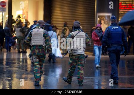 20151121 Uhr - BRÜSSEL, BELGIEN: Abbildung zeigt Polizei- und Militäroffiziere auf Patrouille in der Nieuwstraat/Rue Neuve am Samstag, den 21. November 2015 in Brüssel. Die Bedrohungsstufe wurde in der Region Brüssel auf Stufe vier, das Maximum, aktualisiert und bleibt für den Rest des Landes auf Stufe drei. Das Einkaufszentrum, die Haupteinkaufsstraßen, die U-Bahnen und öffentliche Veranstaltungen sind wegen der terroristischen Bedrohung der vierten Ebene für das Wochenende geschlossen und abgesagt. BELGA FOTO NICOLAS MAETERLINCK Stockfoto