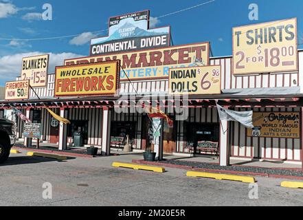 The Continental Divide Ortega's Indian Market an der Route 66 in Continental Divide, New Mexico, am 13. November 2022. Stockfoto