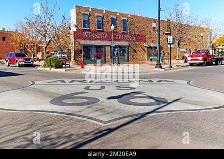 Ein großes Wahrzeichen der Arizona Route 66 an der Kreuzung, wo Standin on the Corner Park dem Eagles-Song „Take IT Easy“ in Winslow Tribut zollt. Stockfoto