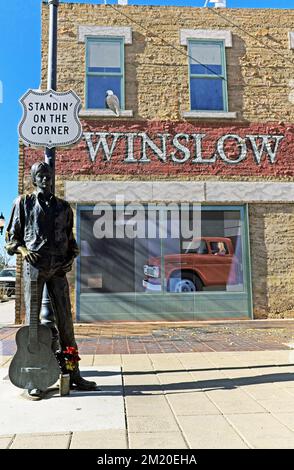 Die Statue eines lebensgroßen Troubadour steht unter dem Schild „Standin on the Corner“ an der Ecke Kinsey und Zweiter im Corner Park Winslow, Arizona. Stockfoto