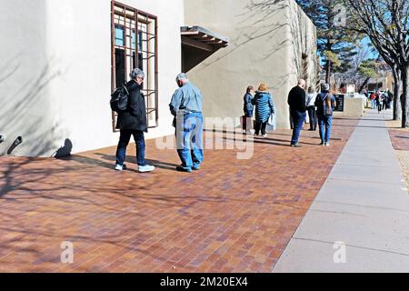 Besucher des Georgia O'Keeffe Museum in Santa Fe, New Mexico, warten am 11. November 2022 vor dem Museum auf ihren Eintritt mit festem Termin. Stockfoto