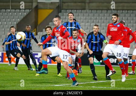 20151126 - BRÜGGE, BELGIEN: Neapels Marek Hamsik kämpft um den Ball während eines Spiels zwischen dem belgischen First Division Club Brügge und dem italienischen Fußballverein Neapel, Donnerstag, den 26. November 2015 in Brügge. Es ist das fünfte Spiel in der Gruppenphase des UEFA Europa League Wettbewerbs, in der Gruppe D. BELGA FOTO KURT DESPLENTER Stockfoto