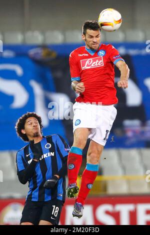 20151126 Uhr – BRÜGGE, BELGIEN: Felipe Gedoz Da Conceicao des Clubs und Neapels Christian Maggio kämpfen um den Ball während eines Spiels zwischen dem belgischen First Division Club Brügge und dem italienischen Fußballverein Neapel, Donnerstag, den 26. November 2015 in Brügge. Es ist das fünfte Spiel in der Gruppenphase des UEFA Europa League Wettbewerbs, in der Gruppe D. BELGA FOTO KURT DESPLENTER Stockfoto