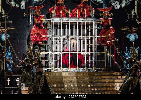 20151128 Uhr - ANTWERPEN, BELGIEN: Bildfoto während eines Konzerts der amerikanischen Sängerin Madonna alias Louise Ciccone in Antwerpen, Samstag, den 28. November 2015. BELGA FOTO JONAS ROOSENS Stockfoto