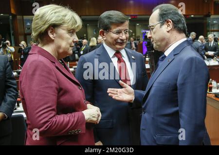 20151129 – BRÜSSEL, BELGIEN: Deutsche Kanzlerin Angela Merkel, türkischer Premierminister Ahmet Davutoglu und französischer Präsident Francois Hollande, die am Sonntag, den 29. November 2015, am Sitz der Europäischen Union in Brüssel auf dem Gipfeltreffen EU-Türkei über Flüchtlingsfragen und die Verbesserung der Beziehungen zwischen der EU und Ankara diskutiert haben. BELGA FOTO THIERRY ROGE Stockfoto