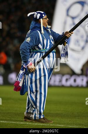 20151206 - GENK, BELGIEN: Genks Fans zu Beginn des Jupiler Pro League-Spiels zwischen KRC Genk und RSC Anderlecht in Genk, Sonntag, den 06. Dezember 2015, am 18. Tag der belgischen Fußballmeisterschaft. BELGA PHOTO VIRGINIE LEFOUR Stockfoto