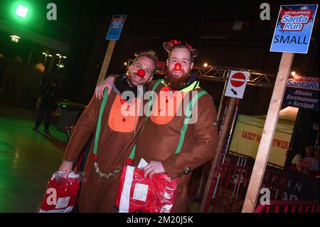 20151212 – ANTWERPEN, BELGIEN: Läufer vor der 9.. Ausgabe des GVA Santa Run in Antwerpen, Samstag, den 12. Dezember 2015. BELGA FOTO LUC CLAESSEN Stockfoto