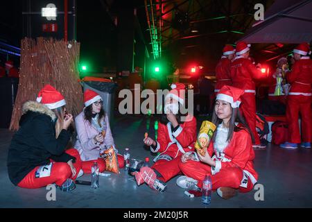 20151212 – ANTWERPEN, BELGIEN: Läufer vor der 9.. Ausgabe des GVA Santa Run in Antwerpen, Samstag, den 12. Dezember 2015. BELGA FOTO LUC CLAESSEN Stockfoto