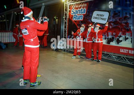 20151212 – ANTWERPEN, BELGIEN: Läufer vor der 9.. Ausgabe des GVA Santa Run in Antwerpen, Samstag, den 12. Dezember 2015. BELGA FOTO LUC CLAESSEN Stockfoto