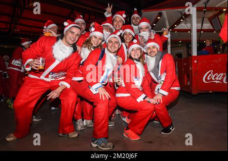 20151212 – ANTWERPEN, BELGIEN: Läufer vor der 9.. Ausgabe des GVA Santa Run in Antwerpen, Samstag, den 12. Dezember 2015. BELGA FOTO LUC CLAESSEN Stockfoto