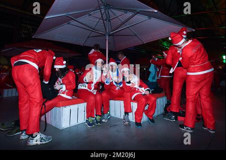 20151212 – ANTWERPEN, BELGIEN: Läufer vor der 9.. Ausgabe des GVA Santa Run in Antwerpen, Samstag, den 12. Dezember 2015. BELGA FOTO LUC CLAESSEN Stockfoto