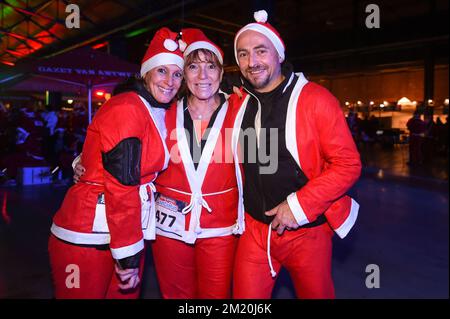 20151212 – ANTWERPEN, BELGIEN: Läufer vor der 9.. Ausgabe des GVA Santa Run in Antwerpen, Samstag, den 12. Dezember 2015. BELGA FOTO LUC CLAESSEN Stockfoto