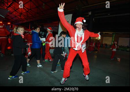 20151212 – ANTWERPEN, BELGIEN: Läufer vor der 9.. Ausgabe des GVA Santa Run in Antwerpen, Samstag, den 12. Dezember 2015. BELGA FOTO LUC CLAESSEN Stockfoto