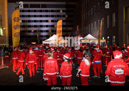 20151212 – ANTWERPEN, BELGIEN: Läufer im Bild nach der Ausgabe des GVA Santa Run 9., Samstag, den 12. Dezember 2015 in Antwerpen. BELGA FOTO LUC CLAESSEN Stockfoto