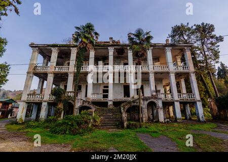 Alte, verlassene Villa, die von Efeu berwuchert ist. Ehemaliges  Fesenkova-Herrenhaus, Georgia Stockfotografie - Alamy
