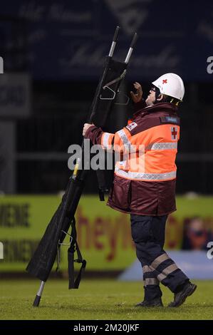 20151211 – WESTERLO, BELGIEN: Das Bild zeigt einen Rotkreuzarbeiter mit einer Bahre während des Jupiler Pro League-Spiels zwischen KVC Westerlo und KRC Genk in Westerlo, Freitag, 11. Dezember 2015, am 19. Tag der belgischen Fußballmeisterschaft. BELGA FOTO YORICK JANSENS Stockfoto