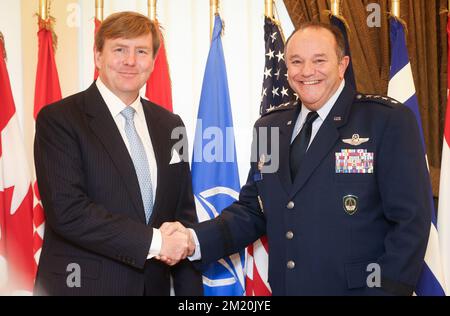 20151217 – CASTEAU, BELGIEN: Niederländischer König Willem-Alexander und General Philip Breedlove, Oberster Alliierter Befehlshaber Europa (SACEUR), geben sich bei einem Besuch von Shape (Oberste Zentrale Alliierter Mächte) in Europa, in Casteau, Region Mons, am Donnerstag, den 17. Dezember 2015 die Hand. BELGA PHOTO VIRGINIE LEFOUR Stockfoto