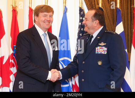 20151217 – CASTEAU, BELGIEN: Niederländischer König Willem-Alexander und General Philip Breedlove, Oberster Alliierter Befehlshaber Europa (SACEUR), geben sich bei einem Besuch von Shape (Oberste Zentrale Alliierter Mächte) in Europa, in Casteau, Region Mons, am Donnerstag, den 17. Dezember 2015 die Hand. BELGA PHOTO VIRGINIE LEFOUR Stockfoto