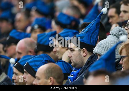 20151220 Uhr – BRÜGGE, BELGIEN: Fans des Clubs mit besonderen Weihnachtshüten während des Spiels der Jupiler Pro League zwischen dem Club Brügge und dem RSC Anderlecht in Brügge, Sonntag, den 20. Dezember 2015, am 20. Tag der belgischen Fußballmeisterschaft. BELGA FOTO BRUNO FAHY Stockfoto