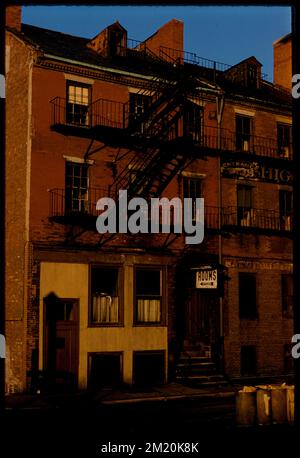 Ziegelgebäude mit Feuertreppe, Boston, Gebäude, Feuertreppen. Edmund L. Mitchell Kollektion Stockfoto