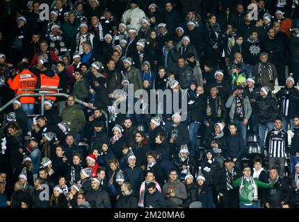 20151226 - CHARLEROI, BELGIEN: Charlerois Fans, die während des Jupiler Pro League-Spiels zwischen Sporting Charleroi und KRC Genk am Samstag, den 26. Dezember 2015, am 21. Tag der belgischen Fußballmeisterschaft in Charleroi zu sehen waren. Stockfoto