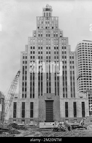 Die Fassade des New England Telephone Gebäudes in der Franklin Street 185, von der Milk Street aus gesehen, nach dem Abriss der Post Office Square Garage, 1989. Stockfoto