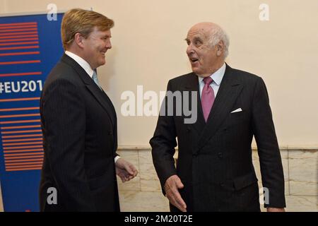 20160122 - BRÜSSEL, BELGIEN: Niederländischer König Willem-Alexander und Viscount Etienne Davignon, abgebildet auf dem Eröffnungskonzert für den niederländischen EU-Ratsvorsitz am Freitag, den 22. Januar 2016 in Brüssel, Bozar. FOTO: DIRK WAEM Stockfoto