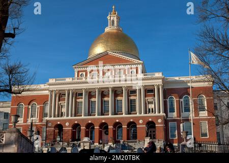 Die Hauptstadt des Commonwealth of Massachusetts auf Beacon Hill, entworfen vom Architekten Charles Bulfinch, wurde 1798 in der Beacon Street 24 erbaut. Stockfoto