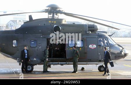 20160122 - ZÜRICH, SCHWEIZ: König Philippe - Filip von Belgien, auf dem Bild, wie er mit dem Hubschrauber von Davos zum Flughafen Zürich kommt (aus Sicherheitsgründen, empfohlen vom WEF, musste der König mit dem Hubschrauber reisen) Am dritten Tag der 46.. Ausgabe der Jahrestagung des Weltwirtschaftsforums in Davos, Schweiz, Freitag, 22. Januar 2016. Das jährliche Treffen findet vom 20. Bis 23. Januar mit Regierungschefs und führenden Wirtschaftsvertretern statt. FOTO: ERIC LALMAND Stockfoto