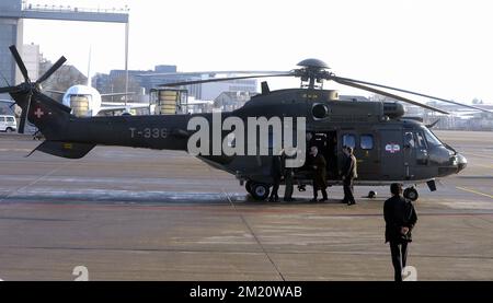 20160122 - ZÜRICH, SCHWEIZ: König Philippe - Filip von Belgien, auf dem Bild, wie er mit dem Hubschrauber von Davos zum Flughafen Zürich kommt (aus Sicherheitsgründen, empfohlen vom WEF, musste der König mit dem Hubschrauber reisen) Am dritten Tag der 46.. Ausgabe der Jahrestagung des Weltwirtschaftsforums in Davos, Schweiz, Freitag, 22. Januar 2016. Das jährliche Treffen findet vom 20. Bis 23. Januar mit Regierungschefs und führenden Wirtschaftsvertretern statt. FOTO: ERIC LALMAND Stockfoto