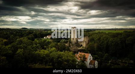 Blick aus der Vogelperspektive auf die Burgruine Okor, Tschechische Republik Stockfoto