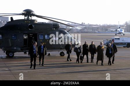 20160122 - ZÜRICH, SCHWEIZ: König Philippe - Filip von Belgien, auf dem Bild, wie er mit dem Hubschrauber von Davos zum Flughafen Zürich kommt (aus Sicherheitsgründen, empfohlen vom WEF, musste der König mit dem Hubschrauber reisen) Am dritten Tag der 46.. Ausgabe der Jahrestagung des Weltwirtschaftsforums in Davos, Schweiz, Freitag, 22. Januar 2016. Das jährliche Treffen findet vom 20. Bis 23. Januar mit Regierungschefs und führenden Wirtschaftsvertretern statt. FOTO: ERIC LALMAND Stockfoto