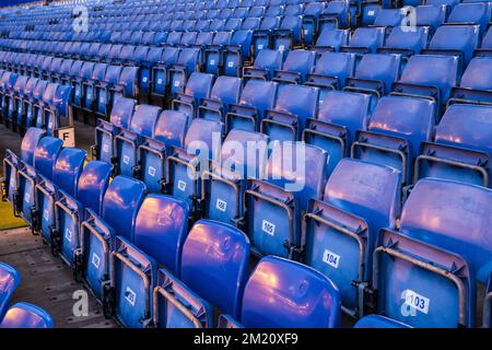 Nahaufnahme von leeren Plätzen auf einer der Tribünen des Stamford Bridge Stadions Stockfoto