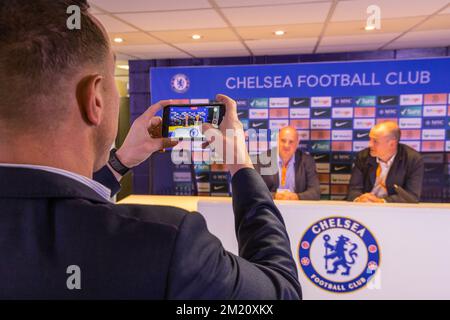 Besucher auf der Tour durch das Stamford Bridge Stadium machen Fotos von sich selbst im Presseraum des Chelsea Football Clubs Stockfoto