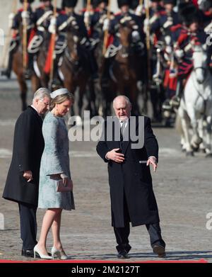 Leiter der Protokollabteilung des Königspalastes, Vizeadmiral Pierre Warnauts zeigt König Philippe - Filip und Königin Mathilde von Belgien den Weg vor einem Empfang im Königspalast in Brüssel, Teil eines Staatsbesuchs des deutschen Präsidenten Gauck am Dienstag, den 08. März 2016. BELGA FOTO BENOIT DOPPPAGNE Stockfoto