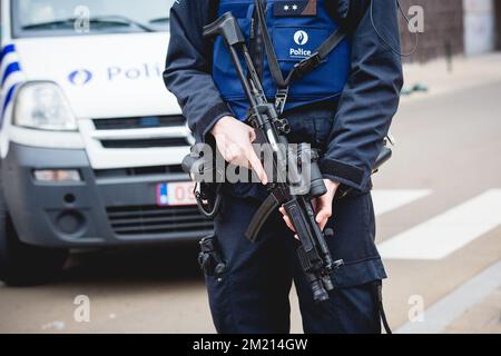 Bewaffnete Polizisten in der Nähe einer Polizeiaktion in der Rue des Quatre-vents - Vierwindenstraat Straße in Sint-Jans-Molenbeek - Molenbeek-Saint-Jean, Brüssel, Freitag, 18. März 2016. Stockfoto
