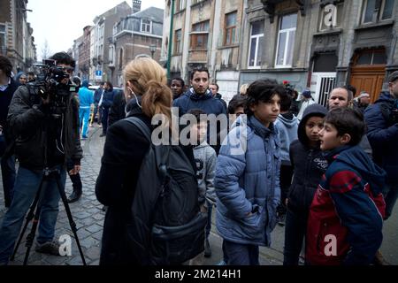 Journalist und Einwohner (einschließlich Kinder), wie die Polizei einen Sicherheitsbereich um die Karperstraat - Rue de la Carpe, Teil mehrerer Polizeiaktionen in Sint-Jans-Molenbeek - Molenbeek-Saint-Jean, Brüssel, Freitag, 18. März 2016, errichtete. Salah Abdeslam wurde gestern bei den Durchsuchungen in der Rue des Quatre-vents - Vierwindenstraat festgenommen. Er gilt als einer der Hauptverdächtigen bei den Terroranschlägen in Paris vom 13.. November und bei der Schießerei am Dienstag in Vorst. Stockfoto