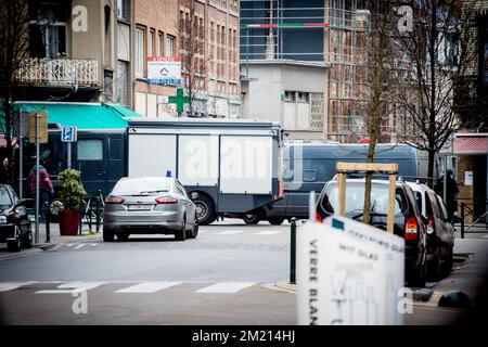 Bewaffnete Polizisten in der Nähe einer Polizeiaktion in der Rue des Quatre-vents - Vierwindenstraat Straße in Sint-Jans-Molenbeek - Molenbeek-Saint-Jean, Brüssel, Freitag, 18. März 2016. Stockfoto