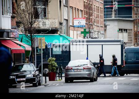 Bewaffnete Polizisten in der Nähe einer Polizeiaktion in der Rue des Quatre-vents - Vierwindenstraat Straße in Sint-Jans-Molenbeek - Molenbeek-Saint-Jean, Brüssel, Freitag, 18. März 2016. Stockfoto