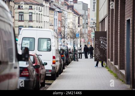 Bewaffnete Polizisten in der Nähe einer Polizeiaktion in der Rue des Quatre-vents - Vierwindenstraat Straße in Sint-Jans-Molenbeek - Molenbeek-Saint-Jean, Brüssel, Freitag, 18. März 2016. Stockfoto