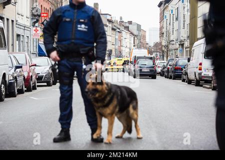 Bewaffnete Polizisten in der Nähe einer Polizeiaktion in der Rue des Quatre-vents - Vierwindenstraat Straße in Sint-Jans-Molenbeek - Molenbeek-Saint-Jean, Brüssel, Freitag, 18. März 2016. Stockfoto