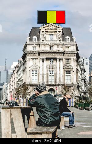 Abbildung zeigt den Platz De Brouckereplein - Place de Brouckere im Stadtzentrum von Brüssel, wo das Handelsschild nach den heutigen Terroranschlägen am Dienstag, den 22. März 2016, durch eine belgische Flagge ersetzt wird. Zwei Explosionen in der Abflughalle des Brüsseler Flughafens heute Morgen töteten 14 Menschen, 81 wurden verletzt. Eine weitere Explosion ereignete sich in der U-Bahn-Station Maelbeek - Maalbeek, 20 Tote und 106 Verletzte, darunter 17 in kritischem Zustand, wurden vom Brüsseler öffentlichen Verkehrsunternehmen STIB - MIVB bestätigt. Regierungsquellen sprechen von einem Terroranschlag. Th Stockfoto