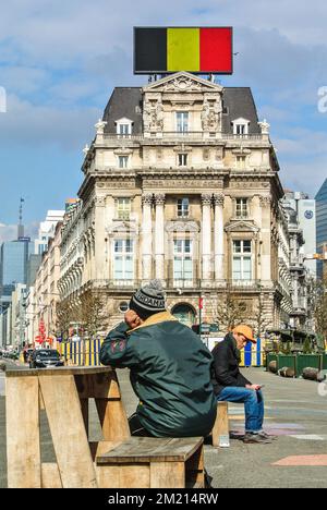 Das Bild zeigt den Platz De Brouckereplein - Place de Brouckere im Stadtzentrum von Brüssel, wo das Handelsschild nach den heutigen Terroranschlägen am Dienstag, den 22. März 2016, in Brüssel durch eine belgische Flagge ersetzt wird. Zwei Explosionen in der Abflughalle des Brüsseler Flughafens heute Morgen töteten 14 Menschen, 81 wurden verletzt. Eine weitere Explosion ereignete sich in der U-Bahn-Station Maelbeek - Maalbeek, 20 Tote und 106 Verletzte, darunter 17 in kritischem Zustand, wurden vom Brüsseler öffentlichen Verkehrsunternehmen STIB - MIVB bestätigt. Regierungsquellen sprechen von einem Terrori Stockfoto