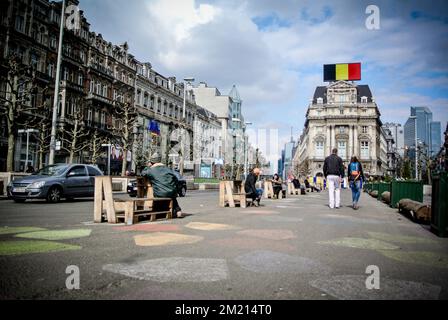 Abbildung zeigt den Platz De Brouckereplein - Place de Brouckere im Stadtzentrum von Brüssel, wo das Handelsschild nach den heutigen Terroranschlägen am Dienstag, den 22. März 2016, durch eine belgische Flagge ersetzt wird. Zwei Explosionen in der Abflughalle des Brüsseler Flughafens heute Morgen töteten 14 Menschen, 81 wurden verletzt. Eine weitere Explosion ereignete sich in der U-Bahn-Station Maelbeek - Maalbeek, 20 Tote und 106 Verletzte, darunter 17 in kritischem Zustand, wurden vom Brüsseler öffentlichen Verkehrsunternehmen STIB - MIVB bestätigt. Regierungsquellen sprechen von einem Terroranschlag. Th Stockfoto