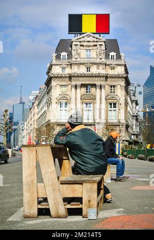 Abbildung zeigt den Platz De Brouckereplein - Place de Brouckere im Stadtzentrum von Brüssel, wo das Handelsschild nach den heutigen Terroranschlägen am Dienstag, den 22. März 2016, durch eine belgische Flagge ersetzt wird. Zwei Explosionen in der Abflughalle des Brüsseler Flughafens heute Morgen töteten 14 Menschen, 81 wurden verletzt. Eine weitere Explosion ereignete sich in der U-Bahn-Station Maelbeek - Maalbeek, 20 Tote und 106 Verletzte, darunter 17 in kritischem Zustand, wurden vom Brüsseler öffentlichen Verkehrsunternehmen STIB - MIVB bestätigt. Regierungsquellen sprechen von einem Terroranschlag. Th Stockfoto